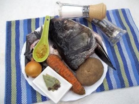 Цэнхэр цагаан: загасны котлет, салат, хөх цагаан шөл